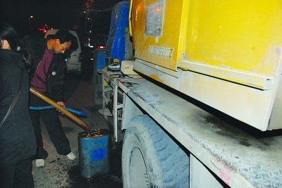 南京车主为防偷油 每日将油箱柴油抽回家保管