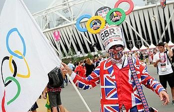 2012年7月27日，伦敦2012奥林匹克运动会的支持者在奥林匹克公园内。(图片来源：BOlympic)