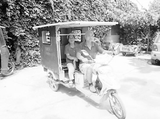 衡水老人自制太阳能环保电动三轮车