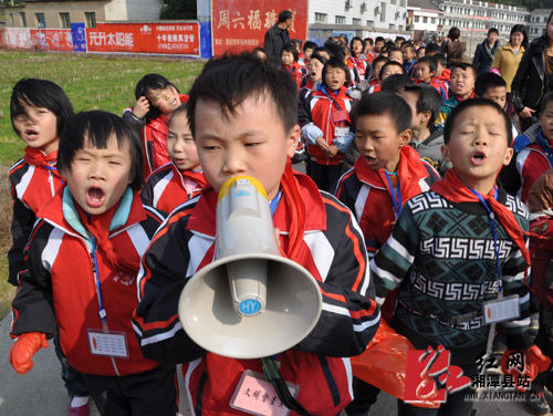 湘潭县石鼓镇中心小学举办“美丽石鼓我的家”环保活动