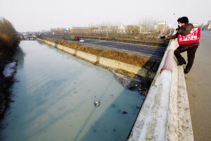 苏家屯现两公里“牛奶河”环保局责令排污企业停产