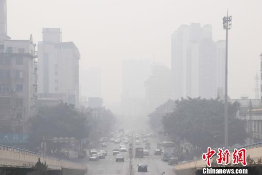 11月23日上午，柳州市区被雾霾笼罩，楼宇若隐若现。 黄威铭 摄