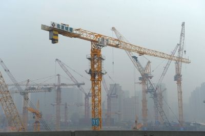 11月20日，国贸附近雾霾中的建设工地。京华时报记者谭青摄