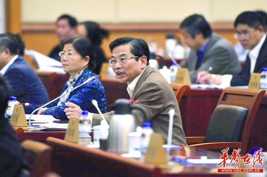　11月24日，省十二届人大常委会第十三次会议进行大气污染防治专题询问，罗述勇委员连续五问环保厅。