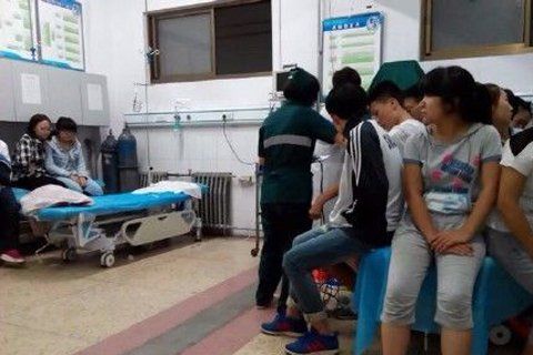 身体出现异常的学生在医院接受治疗。图片来自网络