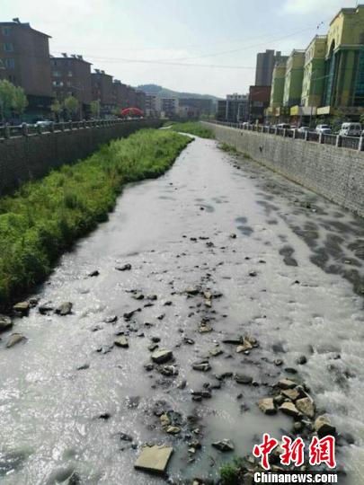 拍摄于7月14日的被污染成乳白色的河流 陈帅 摄