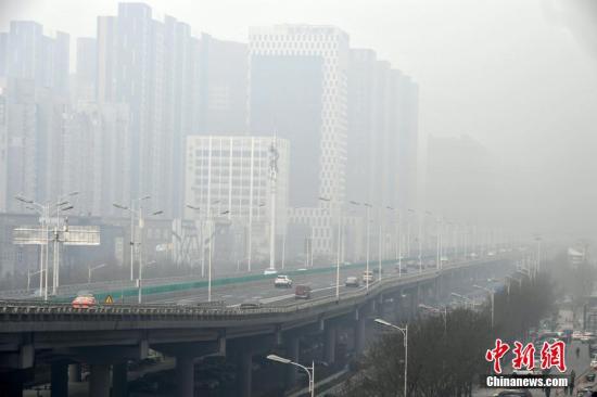 资料图：河北石家庄遭遇严重雾霾天气。中新社记者 翟羽佳 摄