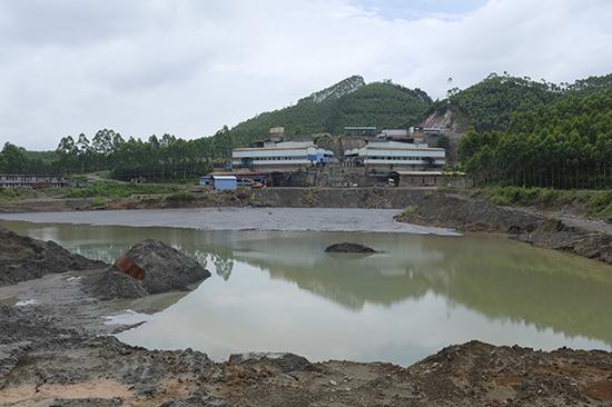 6月13日，广西来宾武宣县天华矿业有限公司三里镇沙安金光岭选矿厂及渣库。