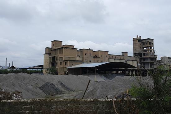 6月14日，广西来宾一工厂物料废渣露天堆放。 被狠批后展开环保“歼灭战”