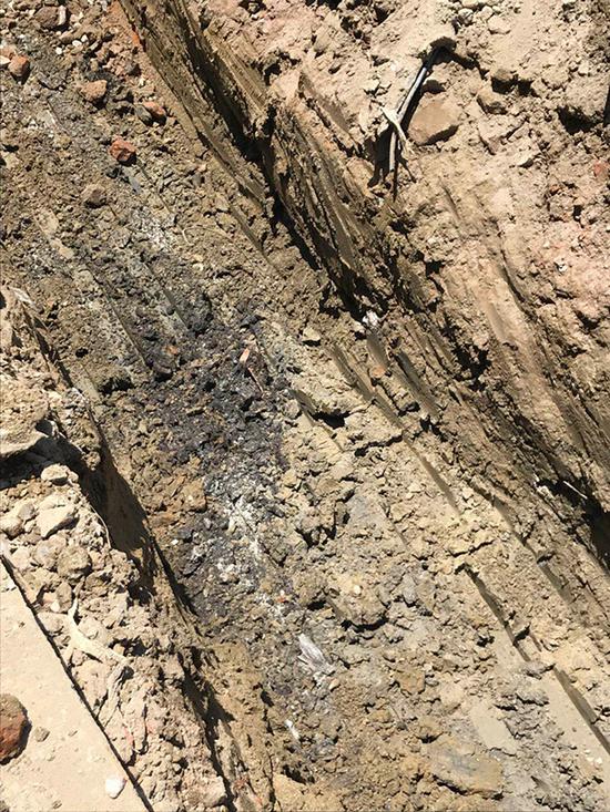 在深约1.5米的位置，有两处开挖点发现疑似污染物，挖至3米深仍有黑土泛起，并伴有阵阵刺鼻气味。