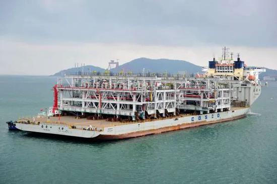 ▲资料图片：装载亚马尔LNG项目两个大型液化天然气模块的船只驶离码头。（新华社）