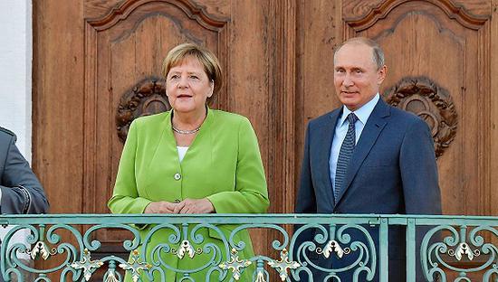 8月18日，德国总理默克尔在柏林以北的梅泽贝格宫国宾馆会晤到访的俄罗斯总统普京。图片来源：视觉中国